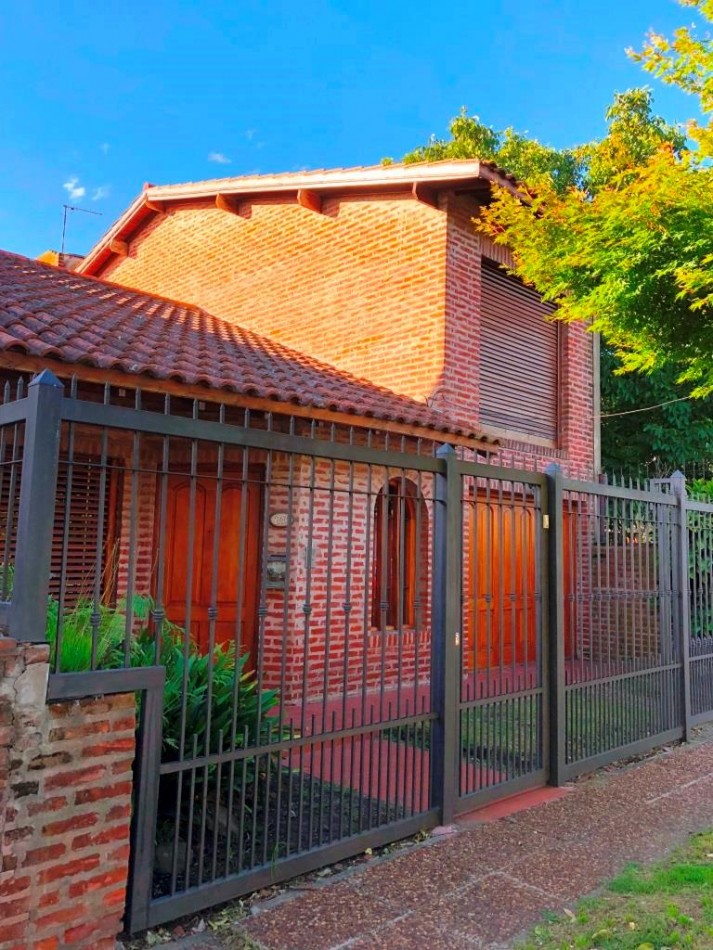 CHALET CON PILETA Y QUINCHO  PARQUE LURO 