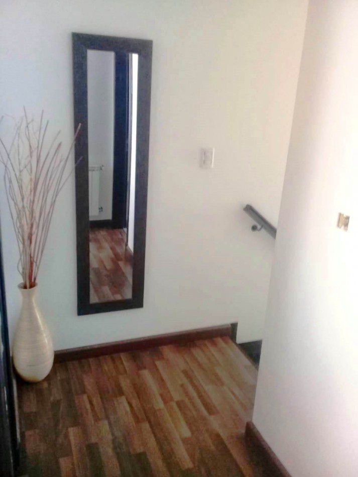 DUPLEX 4 AMBIENTES  COCHERA , JARDIN y PARRILA                           