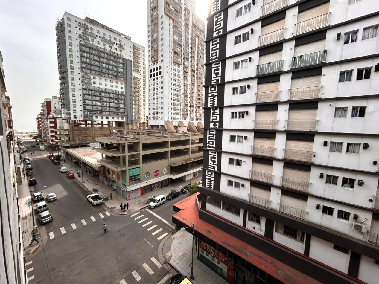 DEPARTAMENTO DE 1 AMBIENTE, A LA CALLE CON BALCON SALIENTE Y VISTA LATERAL AL MAR.