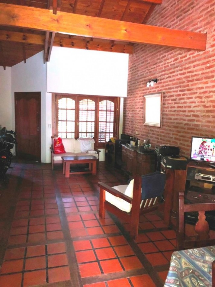 CHALET CON PILETA Y QUINCHO  PARQUE LURO 