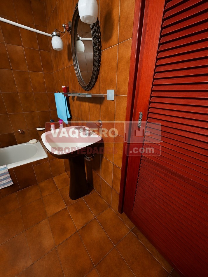 CHALET DE 4 AMBIENTES CON PARQUE