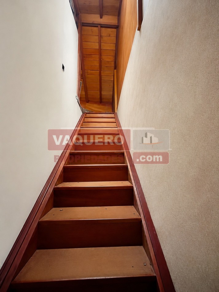 CHALET DE 4 AMBIENTES CON PARQUE