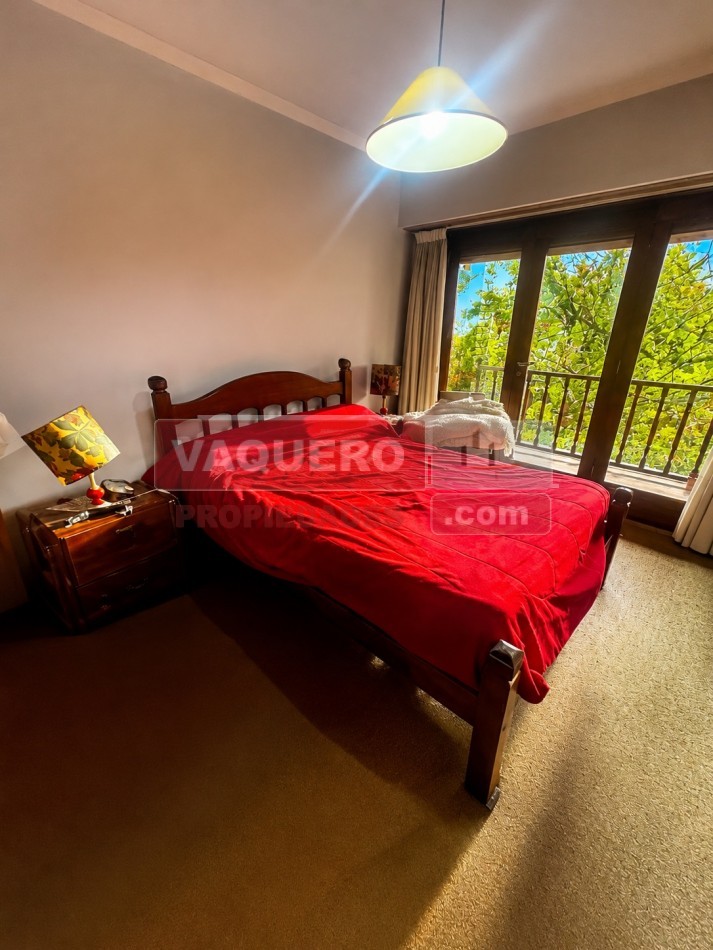 CHALET DE 4 AMBIENTES CON PARQUE