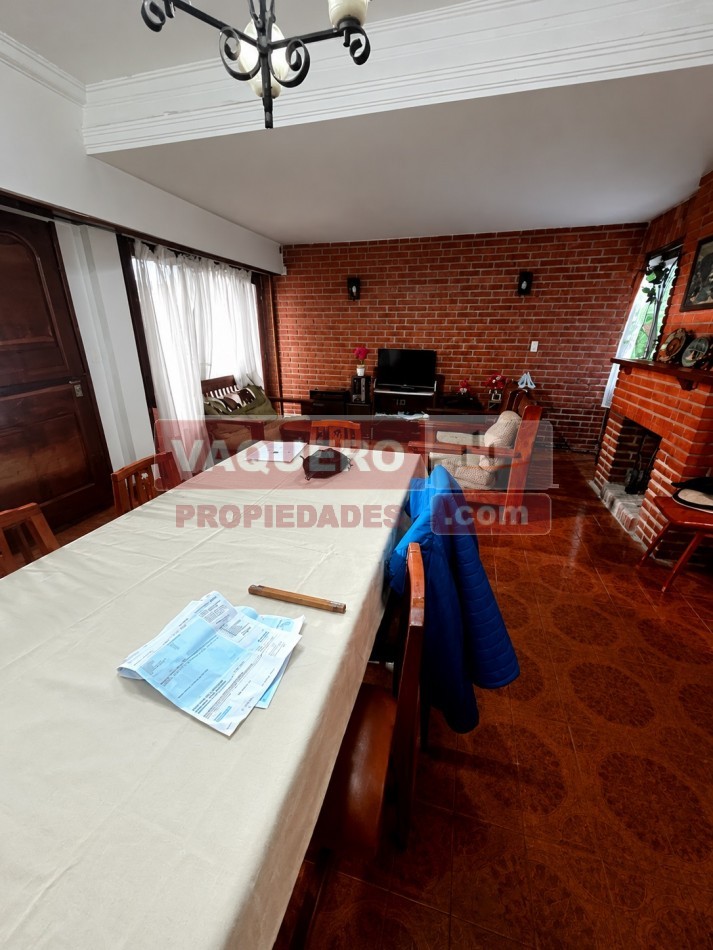 CHALET DE 4 AMBIENTES CON PARQUE