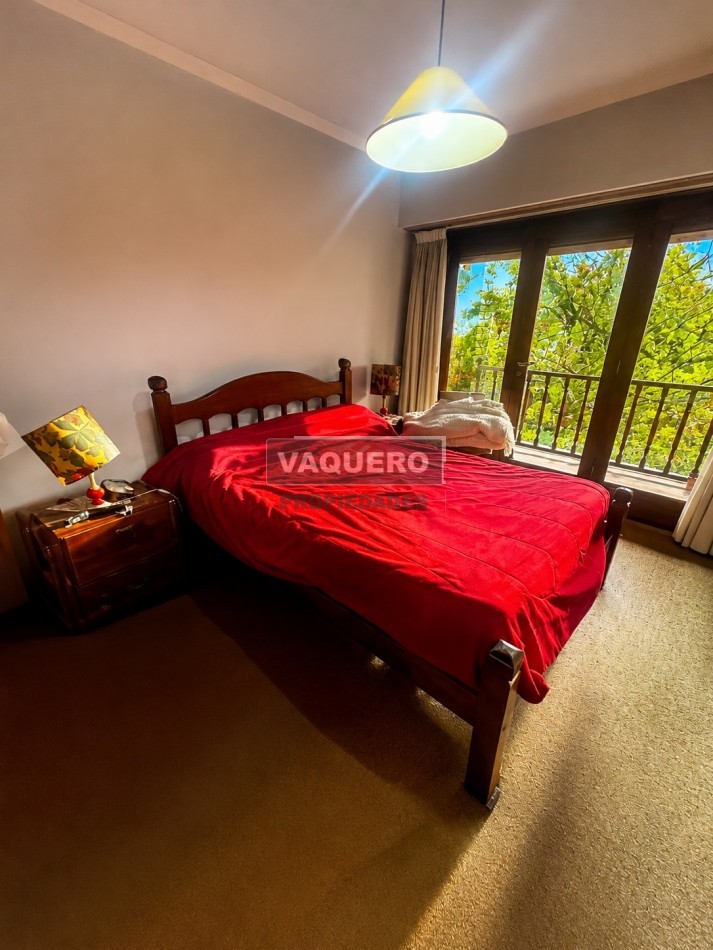 CHALET DE 4 AMBIENTES CON PARQUE