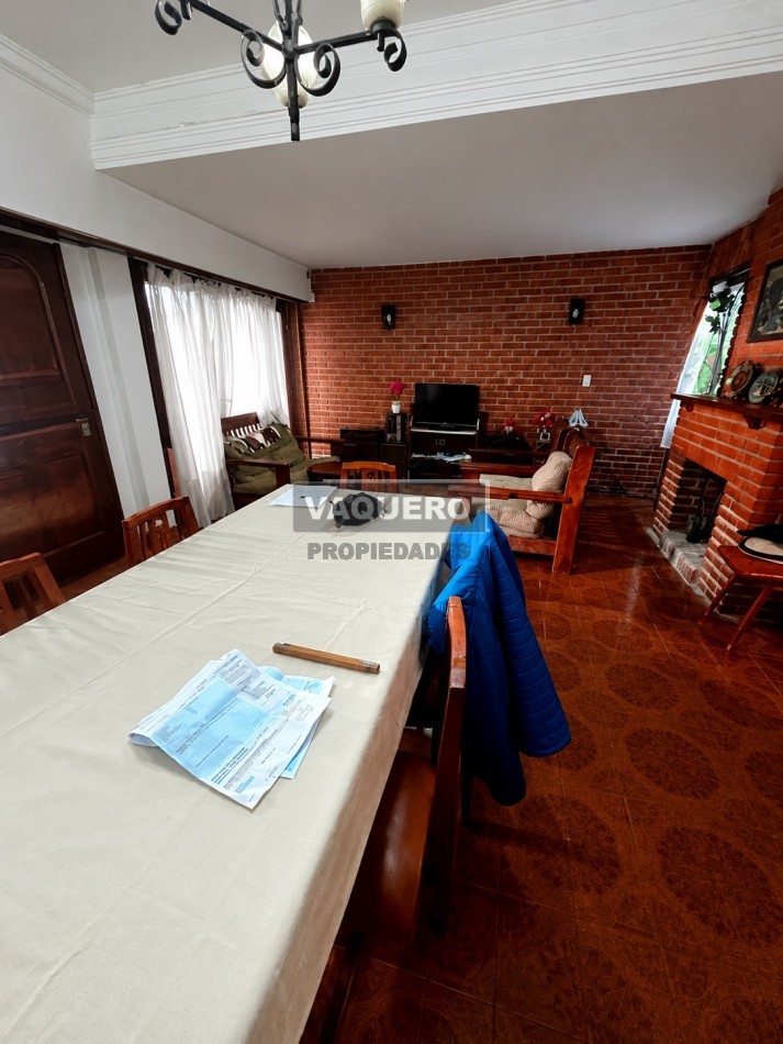 CHALET DE 4 AMBIENTES CON PARQUE