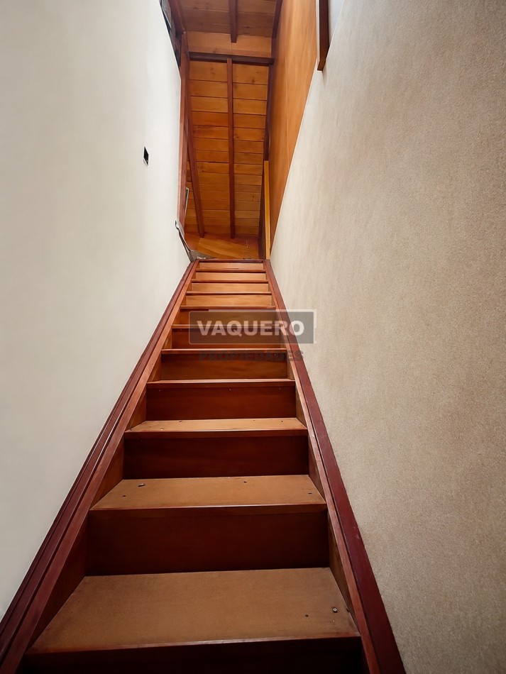 CHALET DE 4 AMBIENTES CON PARQUE