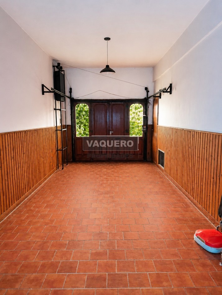 CHALET DE 4 AMBIENTES CON PARQUE