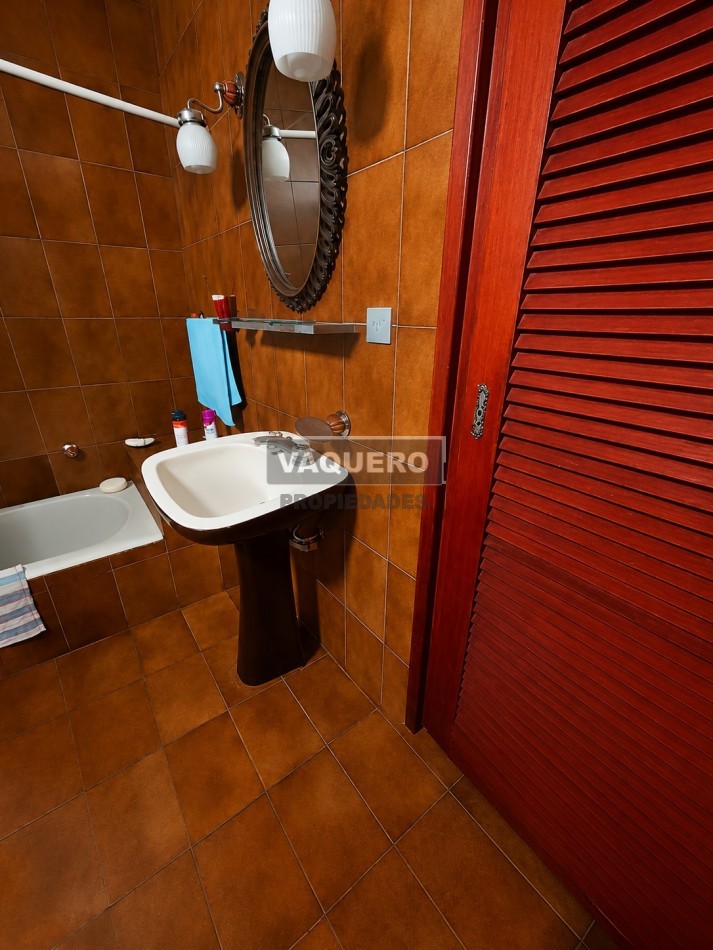 CHALET DE 4 AMBIENTES CON PARQUE
