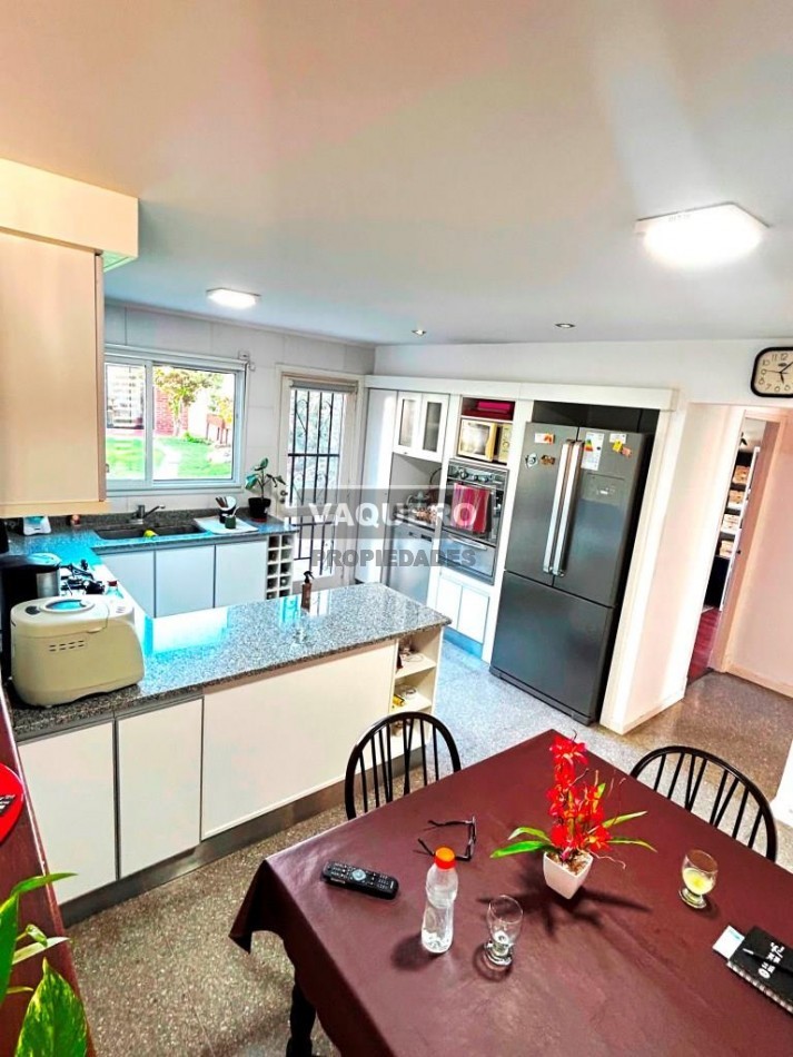 EXCELENTE CHALET ZONA GUEMES